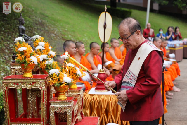 ศาสตราจารย์พิเศษ ดร.วันชัย ศิริชนะ นายกสภามหาวิทยาลัยแม่ฟ้าหลวง จุดธูปเทียนบูชาพระรัตนตรัย