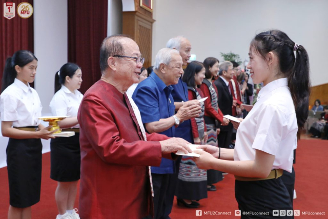 นายกสภามหาวิทยาลัยแม่ฟ้าหลวง กรรมการสภามหาวิทยาลัย อธิการบดี และผู้มีเกียรติมอบทุนการศึกษา