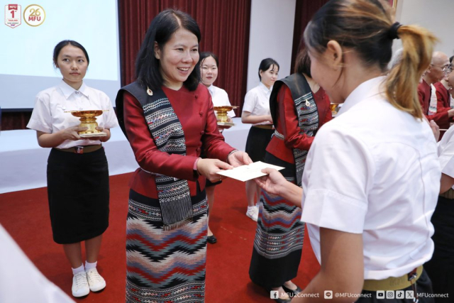 นายกสภามหาวิทยาลัยแม่ฟ้าหลวง กรรมการสภามหาวิทยาลัย อธิการบดี และผู้มีเกียรติมอบทุนการศึกษา