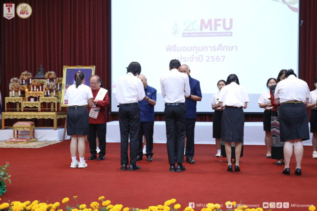 นายกสภามหาวิทยาลัยแม่ฟ้าหลวง กรรมการสภามหาวิทยาลัย อธิการบดี และผู้มีเกียรติมอบทุนการศึกษา