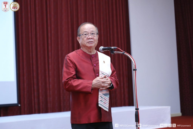 ศาสตราจารย์พิเศษ ดร.วันชัย ศิริชนะ นายกสภามหาวิทยาลัยแม่ฟ้าหลวง ให้โอวาทแก่นักศึกษาผู้รับทุน