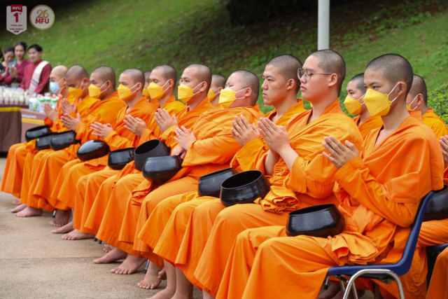 พระสงฆ์เจริญชยสิทธิคาถา (พาหุง)