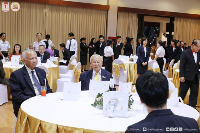 ผู้เข้าร่วมงานพร้อมกัน ณ ห้องประชุมวนาสวรรค์ วนาศรม