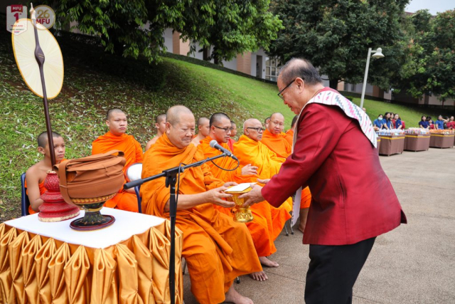 ศาสตราจารย์พิเศษ ดร.วันชัย ศิริชนะ นายกสภามหาวิทยาลัยแม่ฟ้าหลวง ถวายไทยธรรมแด่พระสงฆ์
