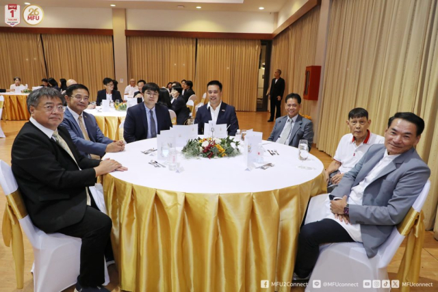 ผู้เข้าร่วมงานพร้อมกัน ณ ห้องประชุมวนาสวรรค์ วนาศรม