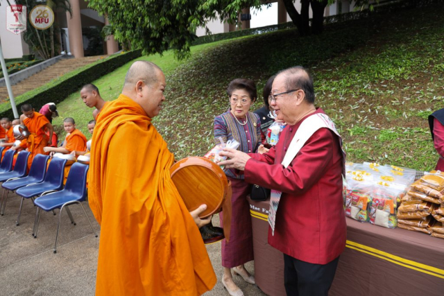 ศาสตราจารย์พิเศษ ดร.วันชัย ศิริชนะ นายกสภามหาวิทยาลัยแม่ฟ้าหลวงใส่บาตรพระสงฆ์
