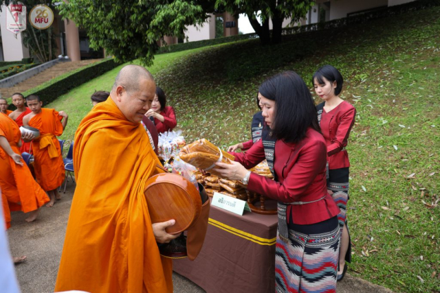 ผศ.ดร.มัชฌิมา นราดิศร อธิการบดีมหาวิทยาลัยแม่ฟ้าหลวงใส่บาตรพระสงฆ์