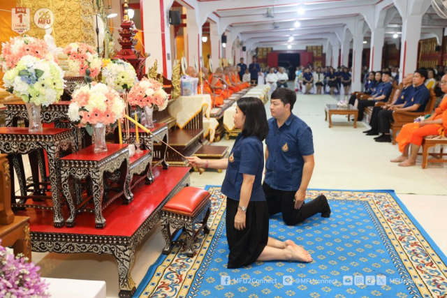 ผู้ช่วยศาสตราจารย์ ดร.มัชฌิมา นราดิศร อธิการบดีมหาวิทยาลัยแม่ฟ้าหลวง ประธานในพิธีจุดธูปเทียนบูชาพระรัตนตรัย