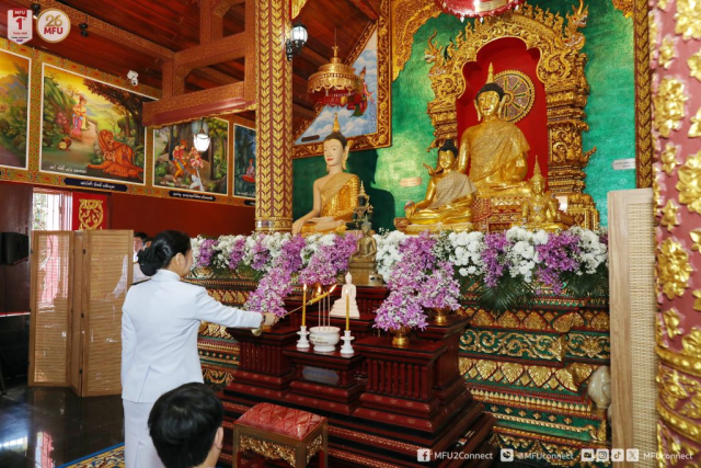 ผู้ช่วยศาสตราจารย์ ดร.มัชฌิมา นราดิศร อธิการบดีมหาวิทยาลัยแม่ฟ้าหลวง ประธานจุดธูปเทียนบูชาพระรัตนตรัย