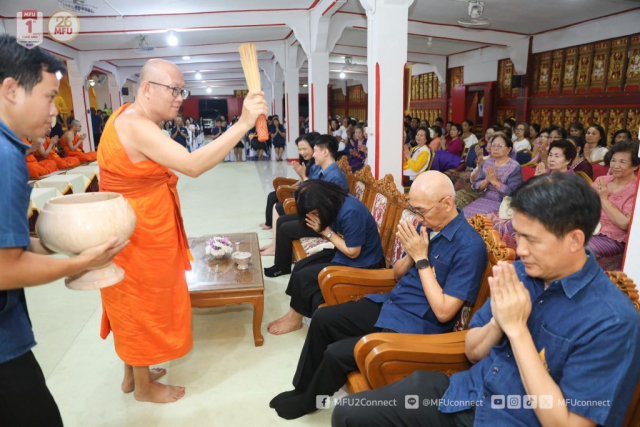 พระเถระประพรมน้ำพระพุทธมนต์