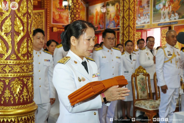 ผู้ช่วยศาสตราจารย์ ดร.มัชฌิมา นราดิศร อธิการบดีมหาวิทยาลัยแม่ฟ้าหลวง ประธานพนมมือหันหน้าไปทางพระประธาน ว่านะโม 3 จบ