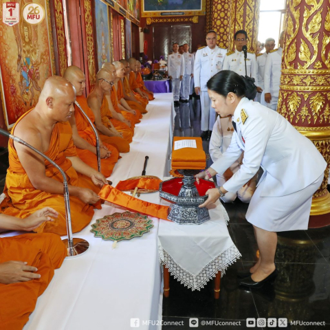 ผู้ช่วยศาสตราจารย์ ดร.มัชฌิมา นราดิศร อธิการบดีมหาวิทยาลัยแม่ฟ้าหลวง ประธานวางผ้าพระกฐินบนพานแว่นฟ้า ยกประเคนพระสงฆ์รูปที่ 2 (ทั้งพาน)