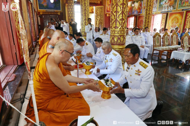 หัวหน้าส่วนราชการและผู้เข้าร่วมพิธี ถวายไทยธรรม