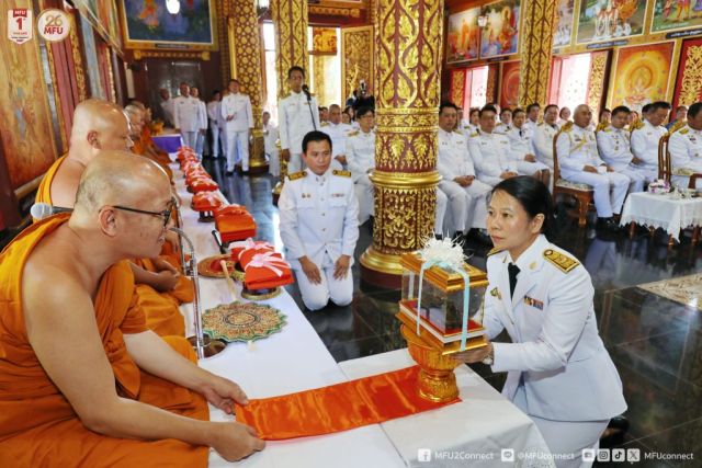 รับของที่ระลึกจากพระสงฆ์