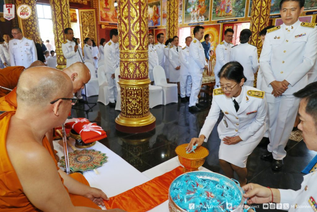 รับของที่ระลึกจากพระสงฆ์