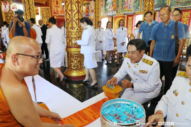 รับของที่ระลึกจากพระสงฆ์