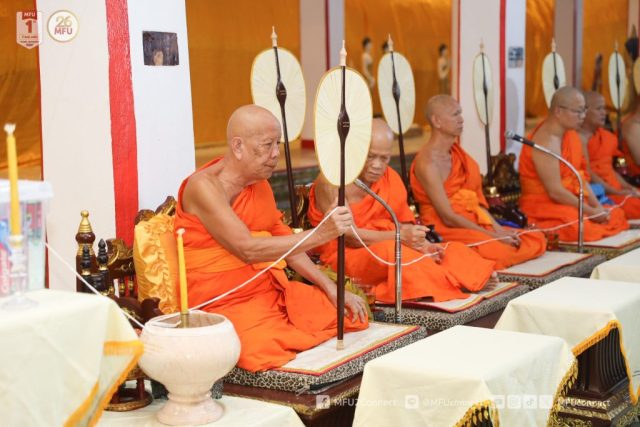 ประธานสงฆ์ให้ศีล