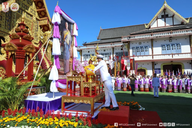 อาจารย์วิทยาศักดิ์ รุจิวรกุล รองอธิการบดี อัญเชิญผ้าพระกฐินพระราชทานวางไว้หน้าพระฉายาลักษณ์ สมเด็จพระกนิษฐาธิราชเจ้า กรมสมเด็จพระเทพรัตนราชสุดา ฯ สยามบรมราชกุมารี
