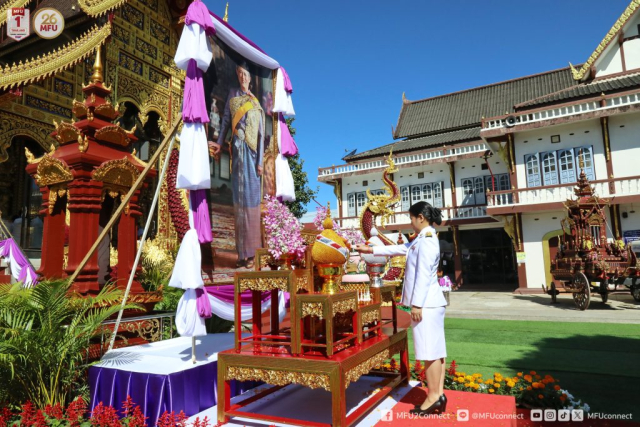 ผู้ช่วยศาสตราจารย์ ดร.มัชฌิมา นราดิศร อธิการบดีมหาวิทยาลัยแม่ฟ้าหลวง ประธานในพิธี เปิดกรวยดอกไม้บนธูปเทียนแพ