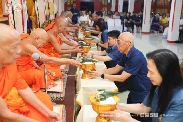 คณะผู้บริหาร ถวายไทยธรรมแด่พระสงฆ์