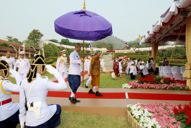 สมเด็จพระกนิษฐาธิราชเจ้า กรมสมเด็จพระเทพรัตนราชสุดาฯ สยามบรมราชกุมารี เสด็จพระราชดำเนินถึงมณฑลพิธีเททองหล่อพระรูปสมเด็จพระมหิตลาธิเบศร อดุลเดชวิกรม พระบรมราชชนกประทับคู่สมเด็จพระศรีนครินทราบรมราชชนนี