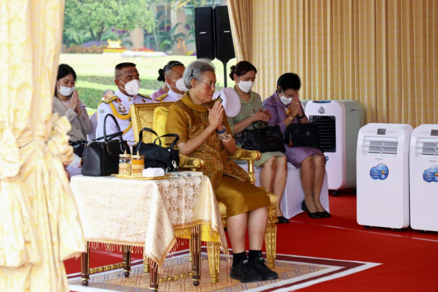 สมเด็จพระกนิษฐาธิราชเจ้า กรมสมเด็จพระเทพรัตนราชสุดาฯ สยามบรมราชกุมารี ทรงศีล