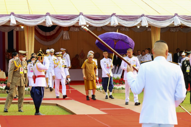 สมเด็จพระกนิษฐาธิราชเจ้า กรมสมเด็จพระเทพรัตนราชสุดาฯ สยามบรมราชกุมารี เสด็จฯ ออกจากพลับพลาพิธี ไปยังแท่นมณฑลพิธีเททองหล่อ