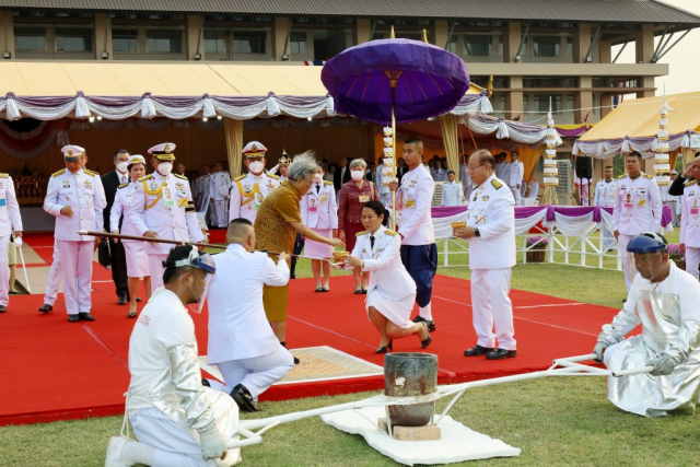สมเด็จพระกนิษฐาธิราชเจ้า กรมสมเด็จพระเทพรัตนราชสุดาฯ สยามบรมราชกุมารี ทรงรับแผ่นทอง นาก เงิน จากนายกสภามหาวิทยาลัยแม่ฟ้าหลวง แล้วทรงหย่อนแผ่นทอง นาก เงิน ลงในช้อนที่เจ้าพนักงานพระราชพิธีถือถวาย