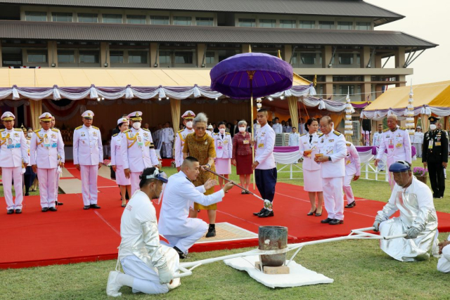 สมเด็จพระกนิษฐาธิราชเจ้า กรมสมเด็จพระเทพรัตนราชสุดาฯ สยามบรมราชกุมารี ทรงเทแผ่นทอง นาก เงิน ลงในเบ้า
