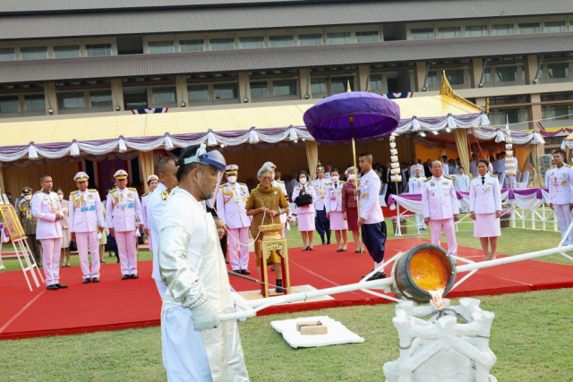 สมเด็จพระกนิษฐาธิราชเจ้า กรมสมเด็จพระเทพรัตนราชสุดาฯ สยามบรมราชกุมารี ทรงถือสายสูตรเททองหล่อ พระรูปสมเด็จพระมหิตลาธิเบศร อดุลเดชวิกรม พระบรมราชชนก ประทับคู่สมเด็จพระศรีนครินทราบรมราชชนนี