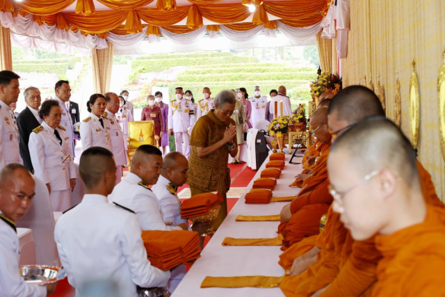 สมเด็จพระกนิษฐาธิราชเจ้า กรมสมเด็จพระเทพรัตนราชสุดาฯ สยามบรมราชกุมารี ทรงประเคนจตุปัจจัยไทยธรรมถวายพระสงฆ์