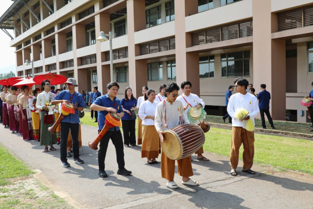 ขบวนแห่เครื่องสักการะและน้ำขมิ้น/ส้มป่อย ไปยังพระราชานุเสาวรีย์สมเด็จพระศรีนครินทราบรมราชชนนี