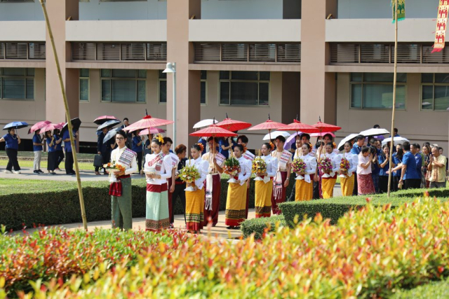 ขบวนแห่เครื่องสักการะและน้ำขมิ้น/ส้มป่อย ไปยังพระราชานุเสาวรีย์สมเด็จพระศรีนครินทราบรมราชชนนี