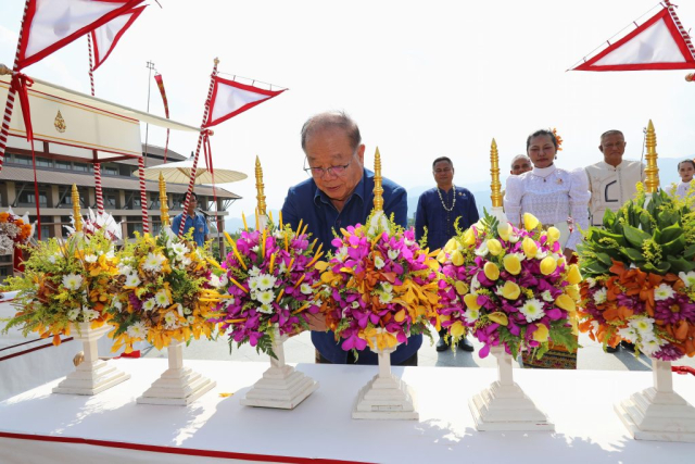 ศาสตราจารย์พิเศษ ดร.วันชัย ศิริชนะ นายกสภามหาวิทยาลัยแม่ฟ้าหลวง ถวายเครื่องสักการะพระราชานุเสาวรีย์สมเด็จพระศรีนครินทราบรมราชชนนี