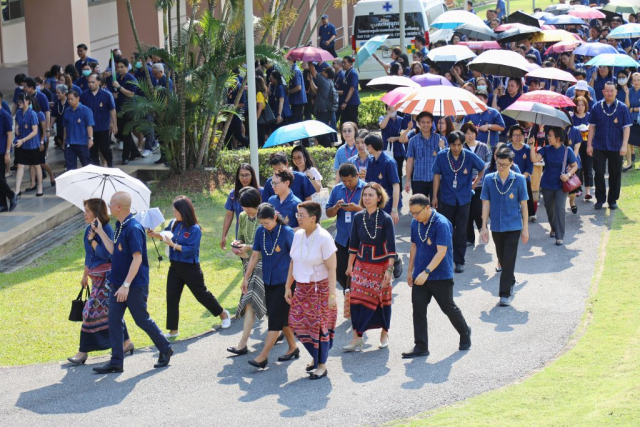 เคลื่อนขบวนไปยังหอประชุมสมเด็จย่า