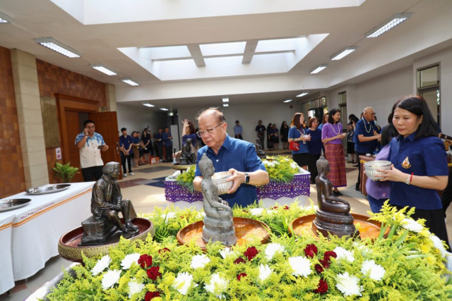 ศาสตราจารย์พิเศษ ดร.วันชัย ศิริชนะ นายกสภามหาวิทยาลัยแม่ฟ้าหลวง ผช. ดร.มัชฌิมา นราดิศร อธิการบดี มหาวิทยาลัยแม่ฟ้าหลวง สรงน้ำพระพุทธรูปพระเจ้าล้านทองเฉลิมพระเกียรติฯ และพระรูปสมเด็จพระศรีนครินทราบรมราชชนนี (จำลอง) บริเวณโถงทางเข้าหอประชุมสมเด็จย่า