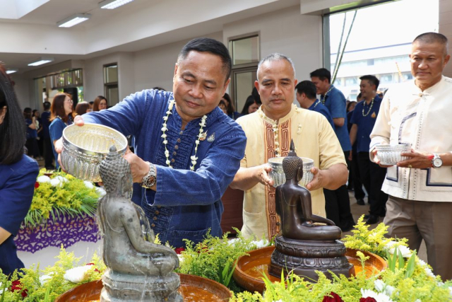 หัวหน้าส่วนราชการหลัก สรงน้ำพระพุทธรูปพระเจ้าล้านทองเฉลิมพระเกียรติฯ และพระรูปสมเด็จพระศรีนครินทราบรมราชชนนี (จำลอง) บริเวณโถงทางเข้าหอประชุมสมเด็จย่า