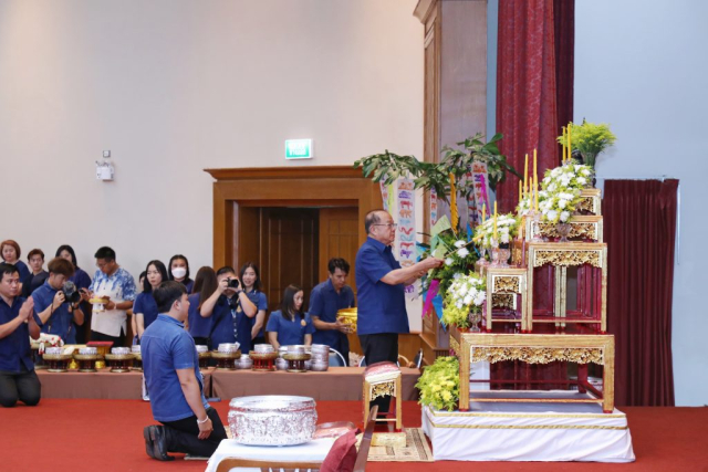 ศาสตราจารย์พิเศษ ดร.วันชัย ศิริชนะ นายกสภามหาวิทยาลัยแม่ฟ้าหลวง จุดธูปเทียนบูชาพระรัตนตรัย