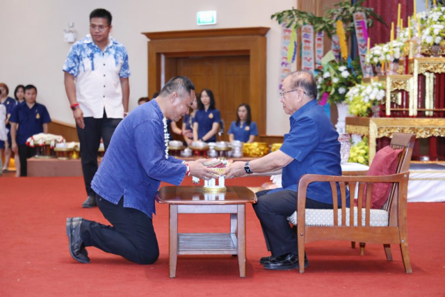 นายรุจติศักดิ์ รังษี รองผู้ว่าราชการจังหวัดเชียงราย มอบน้ำขมิ้น/ส้มป่อย นายกสภามหาวิทยาลัยแม่ฟ้าหลวง
