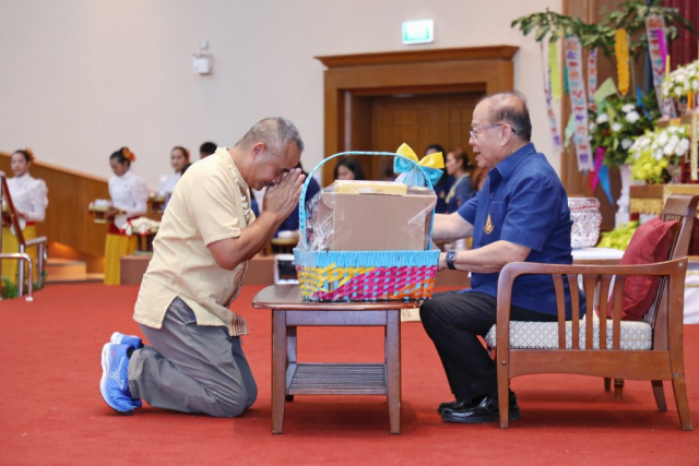พันเอก ภาณุมาส จีนานุรักษ์ รองผู้บัญชาการมณฑลทหารบกที่ 37 ผู้แทนผู้บัญชาการมณฑลทหารบกที่ 37 มอบน้ำขมิ้น/ส้มป่อย นายกสภามหาวิทยาลัยแม่ฟ้าหลวง