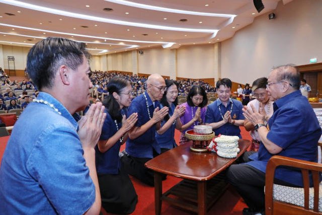 รองอธิการบดีและที่ปรึกษาอธิการบดีมหาวิทยาลัยแม่ฟ้าหลวง มอบน้ำขมิ้น/ส้มป่อยนายกสภามหาวิทยาลัยแม่ฟ้าหลวง