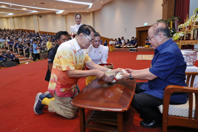 ผู้แทนหน่วยงานภายนอก มอบน้ำขมิ้น/ส้มป่อยนายกสภามหาวิทยาลัยแม่ฟ้าหลวง