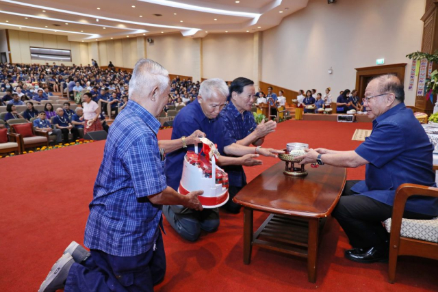 ผู้แทนหน่วยงานภายนอก มอบน้ำขมิ้น/ส้มป่อยนายกสภามหาวิทยาลัยแม่ฟ้าหลวง