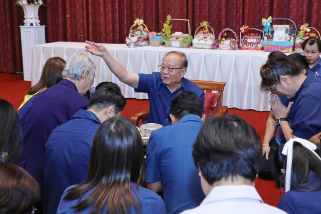 สำนักวิชานิติศาสตร์ มอบน้ำขมิ้น/ส้มป่อยนายกสภามหาวิทยาลัยแม่ฟ้าหลวง