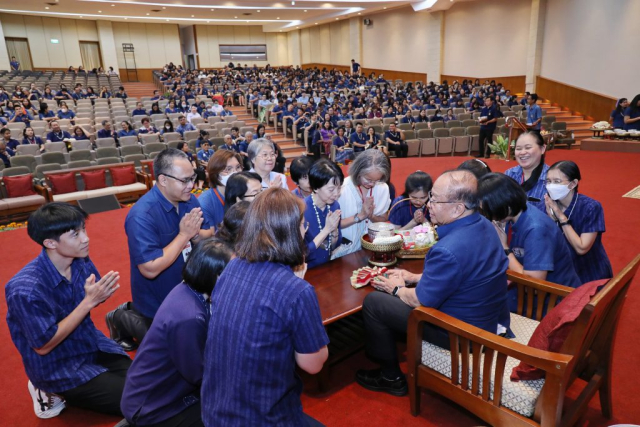 สำนักวิชาพยาบาลศาสตร์มอบน้ำขมิ้น/ส้มป่อยนายกสภามหาวิทยาลัยแม่ฟ้าหลวง