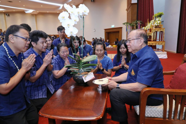 ศูนย์เครื่องมือวิทยาศาสตร์ มอบน้ำขมิ้น/ส้มป่อยนายกสภามหาวิทยาลัยแม่ฟ้าหลวง