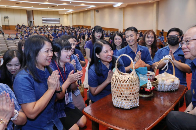 ศูนย์บรรณสารและสื่อการศึกษา มอบน้ำขมิ้น/ส้มป่อยนายกสภามหาวิทยาลัยแม่ฟ้าหลวง