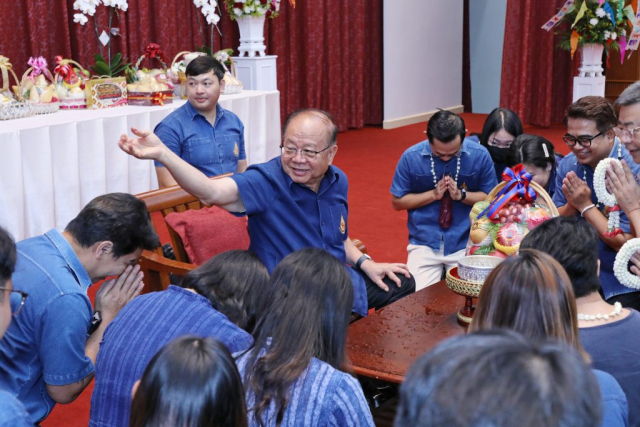 สถาบันวิจัยและนวัตกรรม มหาวิทยาลัยแม่ฟ้าหลวง มอบน้ำขมิ้น/ส้มป่อยนายกสภามหาวิทยาลัยแม่ฟ้าหลวง