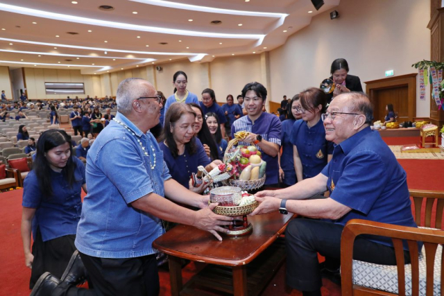 ส่วนการเงินและบัญชี มอบน้ำขมิ้น/ส้มป่อยนายกสภามหาวิทยาลัยแม่ฟ้าหลวง