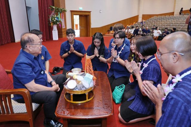 ส่วนประชาสัมพันธ์ มอบน้ำขมิ้น/ส้มป่อยนายกสภามหาวิทยาลัยแม่ฟ้าหลวง
